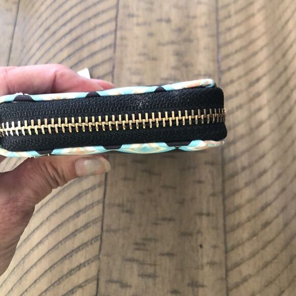 NWT Vegan Southwest Look 👀 Zip Wallet. Zip and card compartments. Secure! - Picture 7 of 17